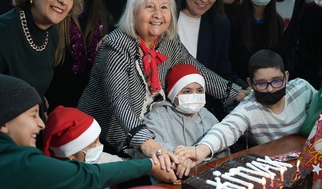 İzmir'de kanser tedavisi gören çocuklar için yeni yıl etkinliği düzenlendi