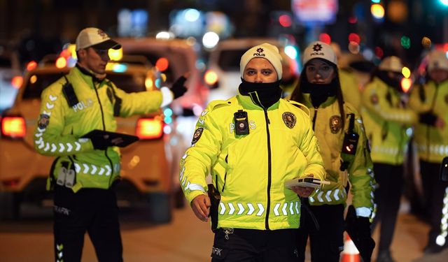 İzmir'de yılbaşı tedbirleri kapsamında trafik denetimi yapılıyor