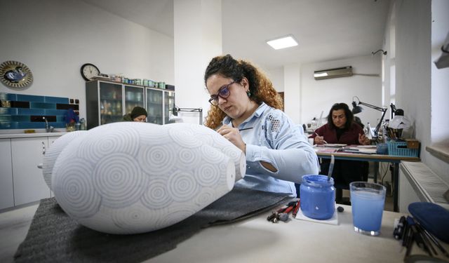 İznik çinisini geçmişten ilhamla günümüze uyarlayarak dünyaya tanıtıyorlar