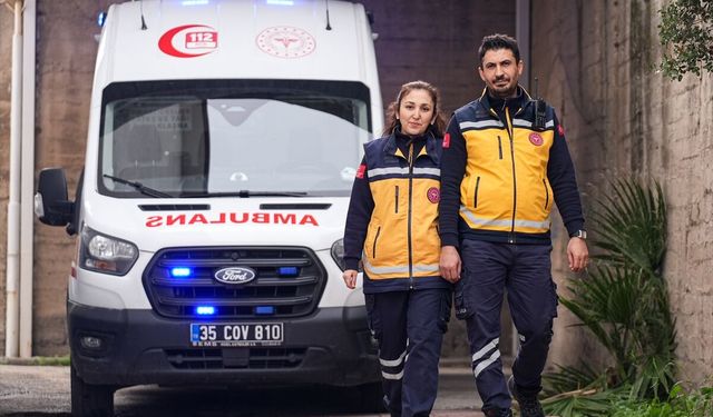 Sağlıkçı çift aynı ambulansta hastaların yardımına koşuyor
