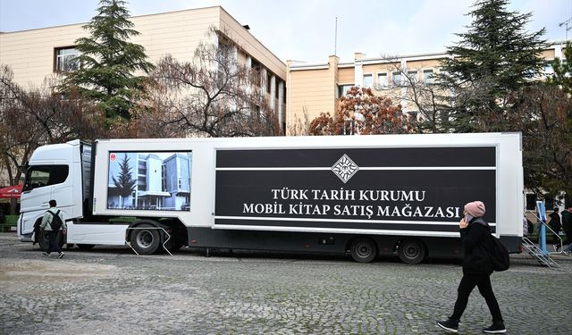 TTK'nın mobil kitap satış mağazası, Ankara'daki üniversite kampüslerinde öğrencilere kapılarını açtı