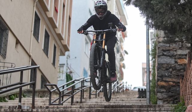 Adrenalin tutkunu genç, İstanbul'un merdivenlerini bisiklet parkuruna çevirdi