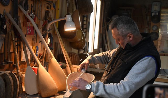 Ata yadigarı atölyede ürettiği el yapımı bağlamalarla 'Anadolu'nun sesi'ni geleceğe taşıyor
