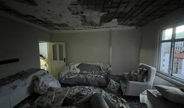 Esenler'de yağışın da etkisiyle bir dairenin tavanında çökme meydana geldi