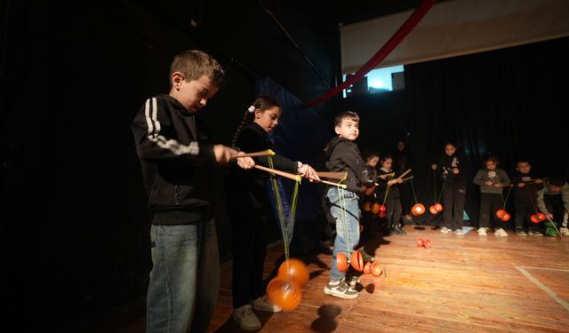 İsrail'in kışlaya çevirdiği 'Özgürlük Tiyatrosu' Filistinli çocuklar için başka bir mekanda perdelerini açıyor