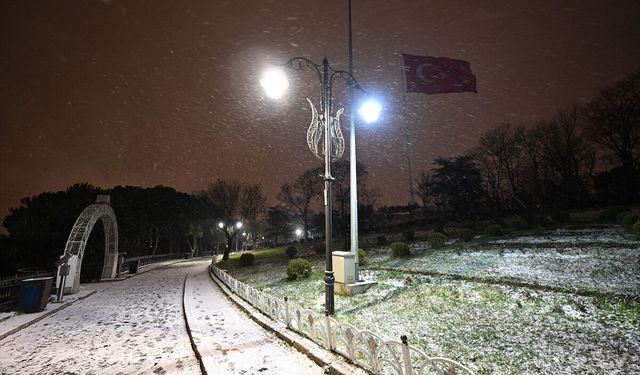 İstanbul'da kar yağışı yüksek kesimleri beyaza bürüdü