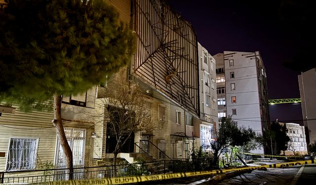 İzmir'de fırtına hayatı olumsuz etkiledi