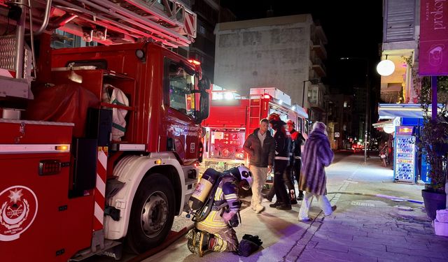 İzmir'de iki katlı iş yerinin çatısında çıkan yangında 2 kişi dumandan etkilendi