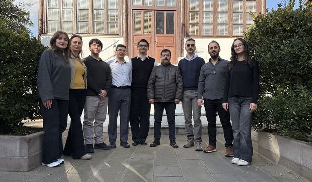 İzmir'de lise öğrencileri tarihi Necip Paşa Kütüphanesi'nin tanıtımı için belgesel çekti