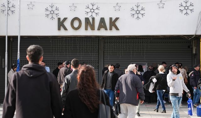 İzmir'de şiddetli rüzgar nedeniyle vapur seferleri iptal edildi