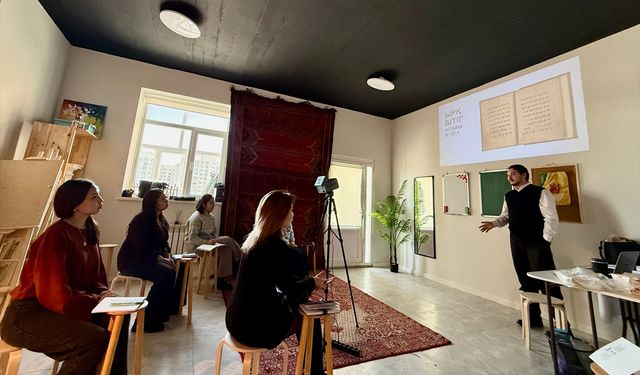 Kadim Göktürk alfabesi Kazakistan'da genç sanatçının atölyesinde yeniden hayat buluyor