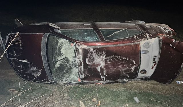 Kütahya'da tarlaya devrilen otomobildeki 1 kişi öldü, 1 kişi yaralandı