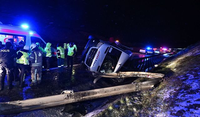 Kuzey Çevre Otoyolu'nda servis minibüsü devrildi, 11 kişi yaralandı