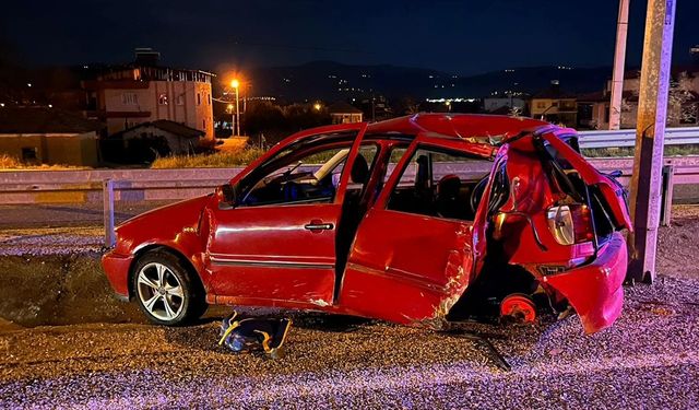 Manisa'da otomobil elektrik direğine çarptı, sürücü ağır yaralandı, eşi ile oğlu yaşamını yitirdi