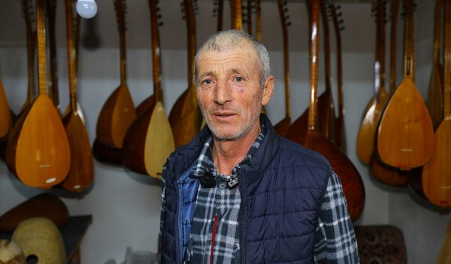Seydikemerli Orhan usta 37 yıldır 5 metrekarelik atölyesinde bağlama ve cura üretiyor