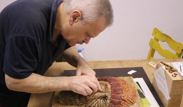 Tekirdağlı sanatçı balıkçıların zorlu yaşamını ahşaba yansıttı