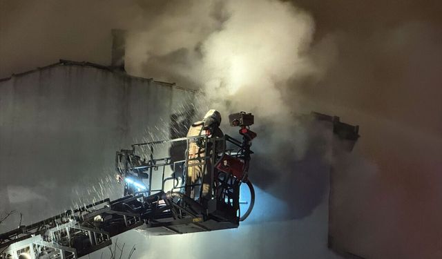 Ümraniye'de bir binada çıkan yangın söndürüldü