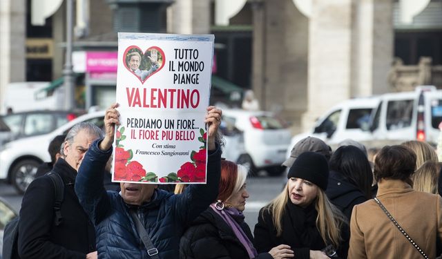 Ünlü İtalyan modacı Valentino, Roma'da son yolculuğuna uğurlandı