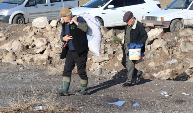 Ağaç tutkunu 72 yaşındaki emekli teknisyen, yürüyüş gruplarıyla doğayı yeşertiyor