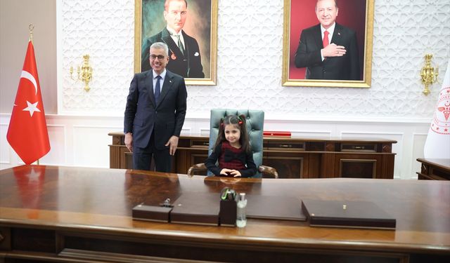 Bakan Memişoğlu, 'sağlık elçisi' Doğa ve sigarayı bıraktırdığı dedesiyle bir araya geldi