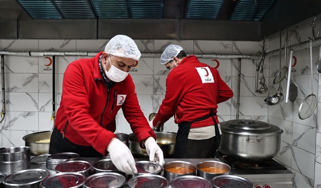Depremzede aşçı Bayburt'ta Kızılaya gönüllü destek sunuyor