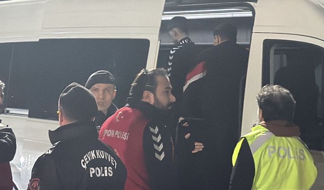 GÜNCELLEME 2 - Samsun'da Trabzonspor takım otobüsünü taşladıkları iddiasıyla 6 kişi gözaltına alındı