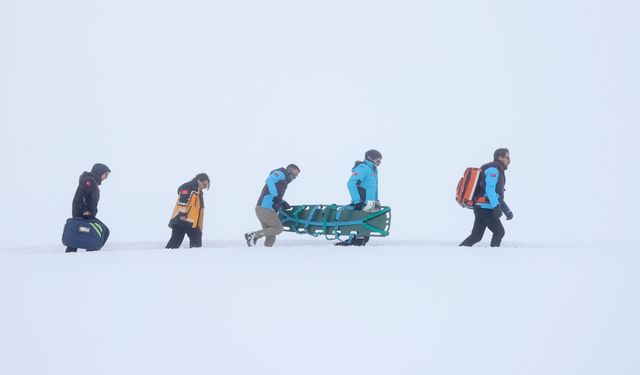 Hakkari'de sağlıkçılar zorlu kış şartlarında hastaların imdadına yetişiyor