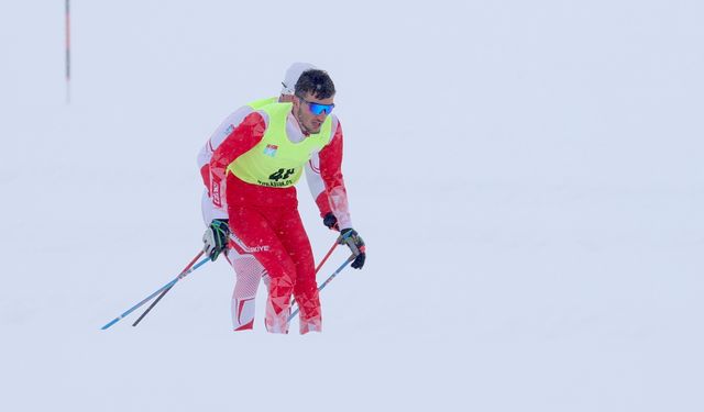 Hakkari'nin karlı dağları birçok ilden gelen sporcularla renklendi