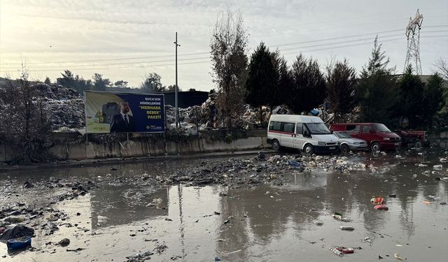 İzmir Buca'da şantiyedeki çöpler yağmur sularıyla yola dağıldı