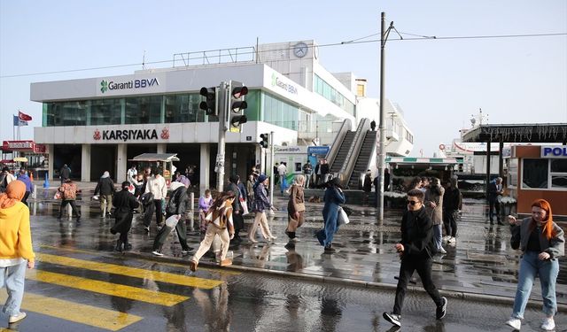 İzmir'de fırtına nedeniyle deniz taştı