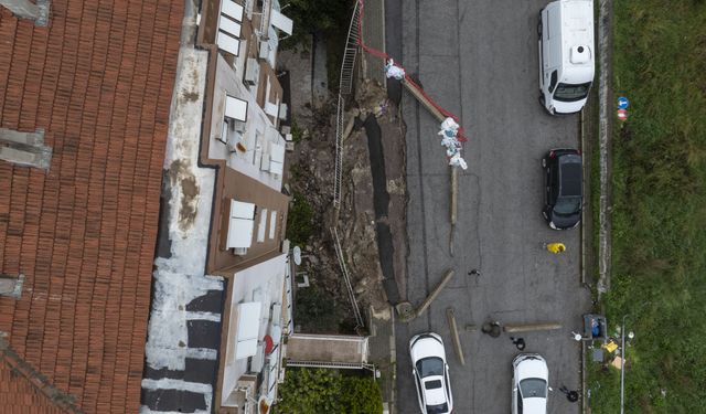 İzmir'de istinat duvarı çöken bina sakinleri sorunun çözülmesini istiyor