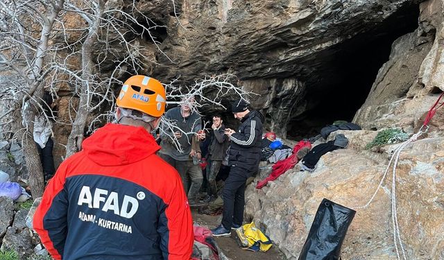İzmir'de mağaradaki çukura düşen kişi için kurtarma çalışması başlatıldı