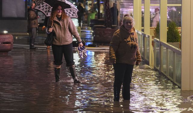 İzmir'de sağanak nedeniyle iş yerleri ve yollar su altında kaldı