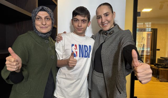 Kanseri yenen öğrenci tedavisini destekleyen dernekte gönüllü çalışıyor