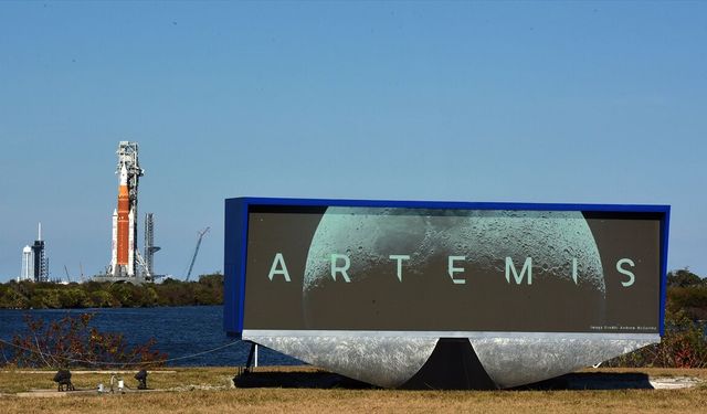 NASA, Artemis II roketini tamir için fırlatma rapmasından hangara çekiyor