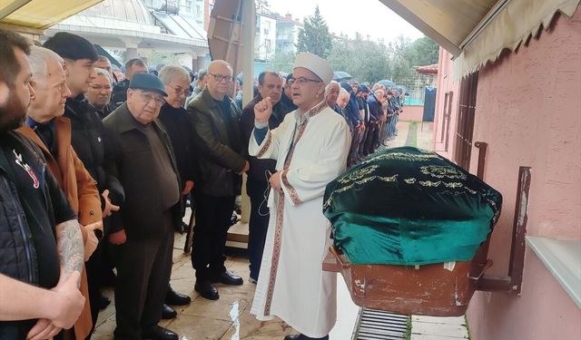 Tırdan düşen saman balyalarının altında kalarak ölen kişinin cenazesi defnedildi