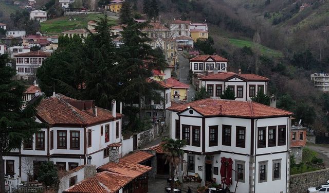 Trabzon'daki Orta Mahalle ziyaretçilerini tarihi güzellikleri keşfe çıkarıyor