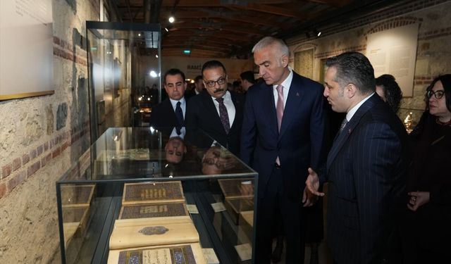 Bakan Ersoy, çalınan 2 İznik çinisinin Türkiye'ye iade edildiğini duyurdu: