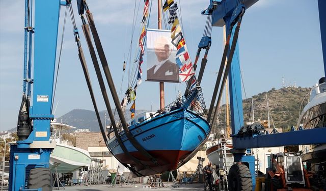 Bodrum'un son sünger avcısı 'Aksona Mehmet' 64 yıllık teknesini denize indirdi