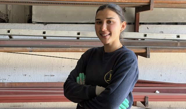 Elif usta, baba mesleği demirciliği açtığı atölyesinde devam ettiriyor