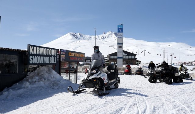 Erciyes'i kar motorlarıyla keşfediyorlar