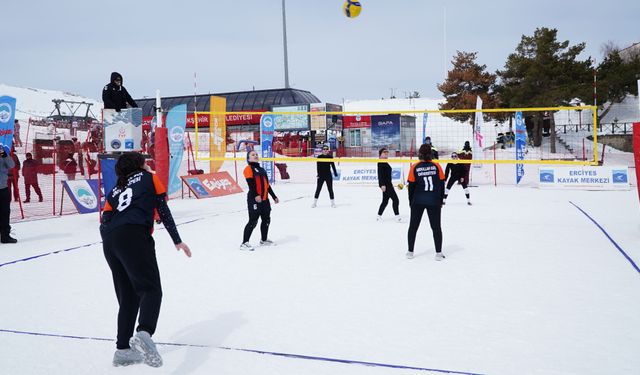 Erciyes'te Kar Voleybolu Turnuvası düzenlendi