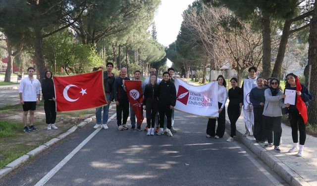 İKÇÜ'lü öğrenciler, su krizine dikkati çekmek için farkındalık koşusu düzenledi