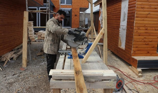 Sivas'ta iki kardeş ürettikleri ahşap evleri Avrupa'ya ihraç ediyor