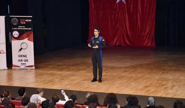 Astronot Tuva Cihangir Atasever, Antalya'da öğrencilerle buluştu