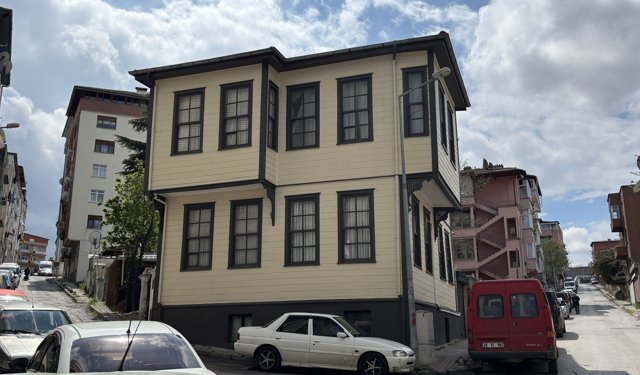 Dekorasyon amacıyla başladı, 6 yılda 150'ye yakın fotoğraf makinesi biriktirdi