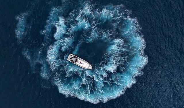 Deniz polisleri, teşkilatlarının 181. kuruluş yıl dönümünü su altında bayrak açarak kutladı
