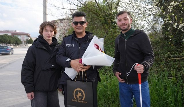 Düzce'de polislere yapılan sosyal deney duygulandırdı