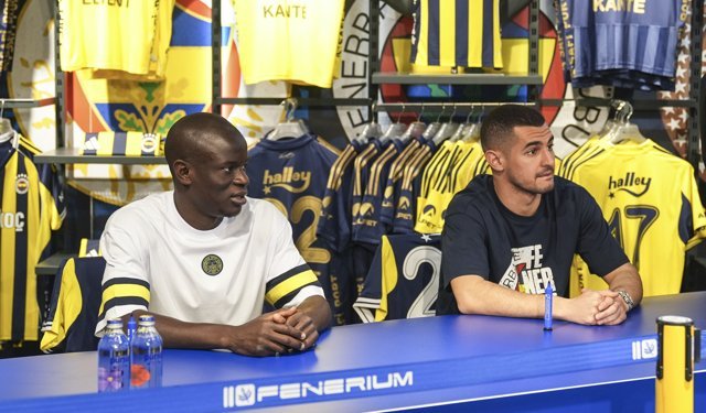 Fenerbahçeli futbolcular Kante ve Levent Mercan imza gününde taraftarlarla buluştu