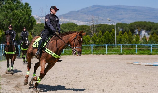 İzmir sahil şeridi atlı polislere emanet
